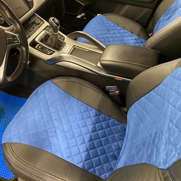 Авточехлы из черной экокожи с синей вставкой из ткани с ромбовидной прострочкой